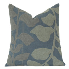 Abstrakter Kissenbezug aus bestickter Baumwolle mit Blättermotiv – Strukturiertes botanisches Design in Staubblau & Salbeigrün (45x45 cm)