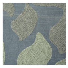 Abstrakter Kissenbezug aus bestickter Baumwolle mit Blättermotiv – Strukturiertes botanisches Design in Staubblau & Salbeigrün (45x45 cm)