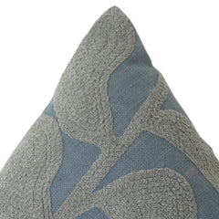 Abstrakter Kissenbezug aus bestickter Baumwolle mit Blättermotiv – Strukturiertes botanisches Design in Staubblau & Salbeigrün (45x45 cm)