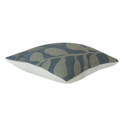 Abstrakter Kissenbezug aus bestickter Baumwolle mit Blättermotiv – Strukturiertes botanisches Design in Staubblau & Salbeigrün (45x45 cm)