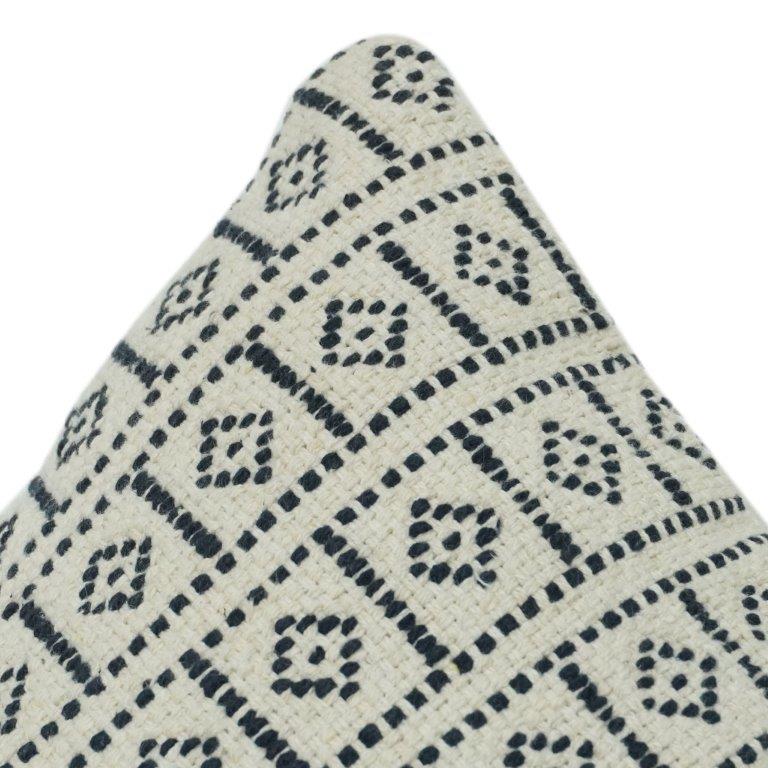 Geometrischer bestickter Baumwoll-Kissenbezug | Schwarz-beiges Stammesmuster | 45x45 cm Dekokissenhülle - Bulk manufacturer & supplier from Panipat, India