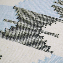 Handgewebter Kissenbezug 45 x 45 cm – Abstraktes Geometrisches Muster in Hellblau, Schwarz & Creme – Dekorativer Sofakissen- & Bettkissenbezug