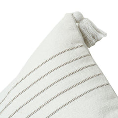 Minimalistischer gestreifter Baumwollkissenbezug mit Quasten – 45x45 cm | Neutraler Kissenbezug mit Textur