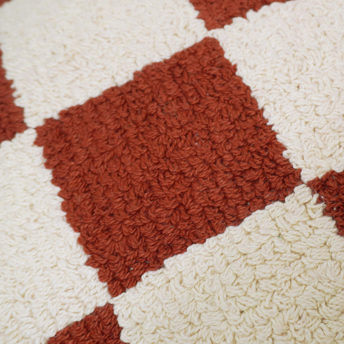 Maschinell geknüpfter Schachbrett-Kissenbezug – strukturiertes Design in Rost und Creme, 45 x 45 cm