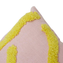Bestickter Kissenbezug aus Baumwolle mit abstraktem Muster – rosa Grundfarbe mit gelbem, getuftetem Design | 45x45 cm großer, dekorativer Kissenbezug