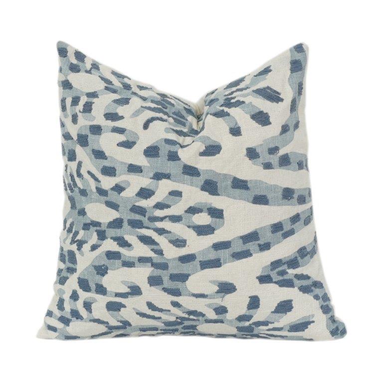 Housse de coussin en coton imprimé abstrait bleu, aspect artisanal – Accent doux pour la décoration intérieure - Bulk manufacturer & supplier from Panipat, India