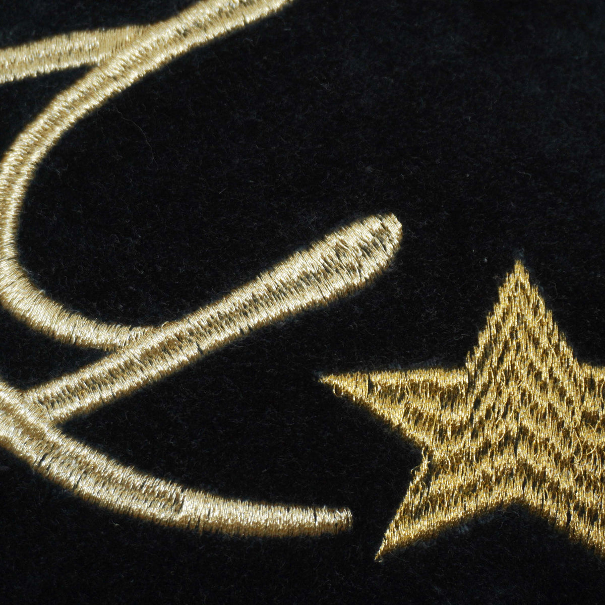 Luxury Black Velvet Merry Christmas Embroidered Cushion Cover 35x50 cm – Gold & White Festive Christmas Cushion