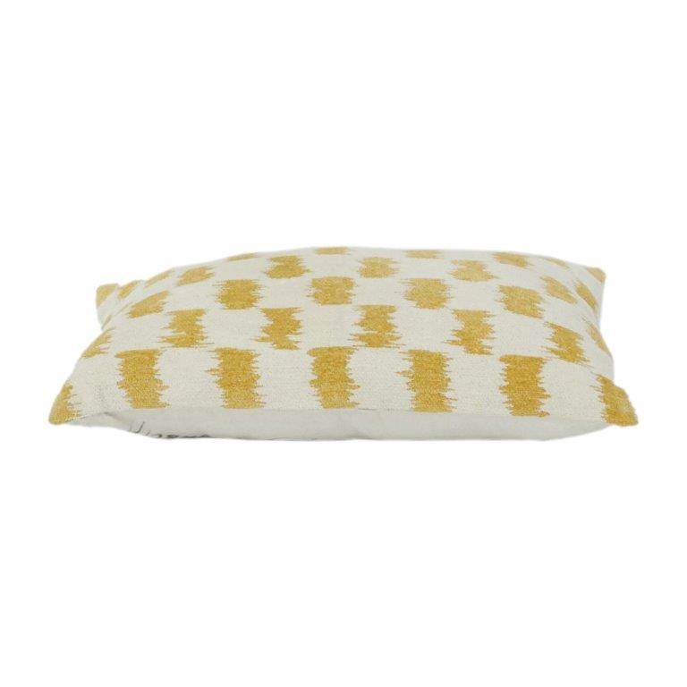 Senfgelber, abstrakter Ikat-bestickter Kissenbezug aus Baumwolle | Texturiertes geometrisches Design | 40x60 cm Lendenkissenbezug - Bulk manufacturer & supplier from Panipat, India